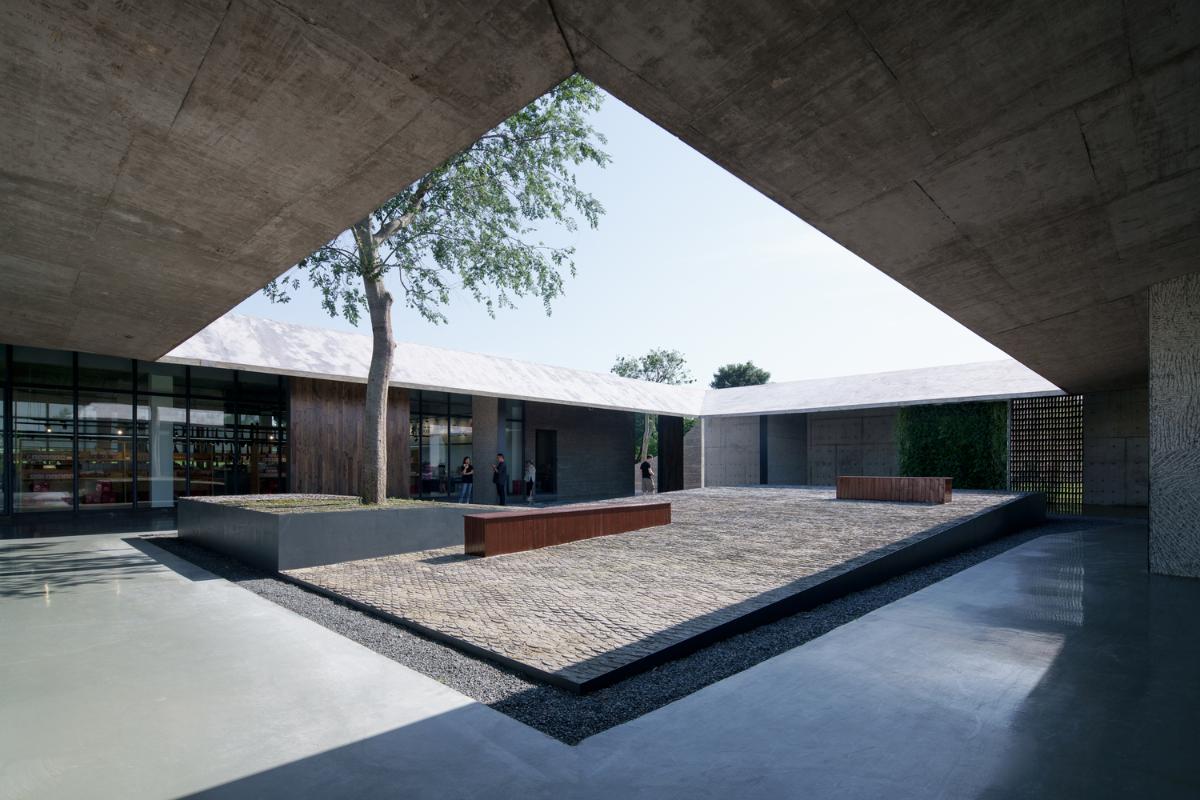 21.幽暗深邃的檐下空間.jpg 21.幽暗深邃的檐下空間.jpg